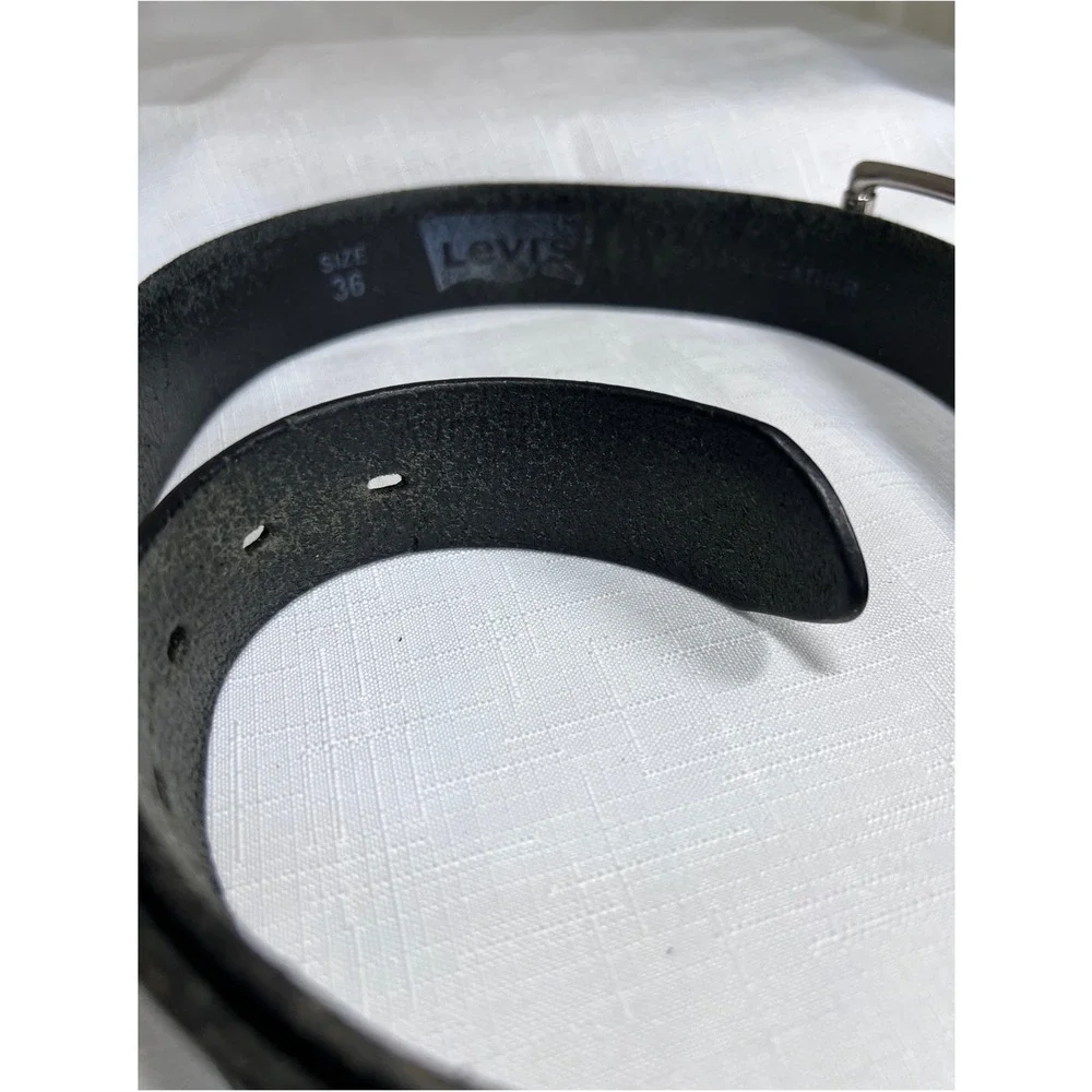 Levis Mens Black Genuine Leather Belt Silver Buckle Size 36 Classic Casual